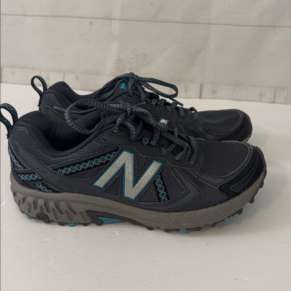 New Balance Size 9D 410 V-5 All Terrain Dark Blue and Teal Trail Athletic Shoes